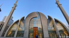 In Deutschland wurden wegen des Coronavirus-Ausbruchs fast zwei Monate lang stillgelegte Moscheen zum Gottesdienst wiedereröffnet. Eines der ersten Morgengebete fand in der DITIB-Moschee in Köln statt.