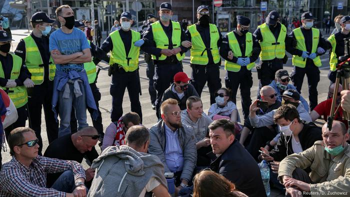 Варшава: полицаи държат под око дребни предприемачи, протестиращи срещу локдауна