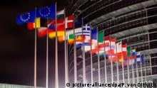 31.01.2020, Frankreich, Straßburg: Die Flaggen der europäischen Mitgliedsstaaten wehen zum ersten Mal ohne die Flagge Großbritanniens vor dem Gebäude des Europäischen Parlaments. Mehr als dreieinhalb Jahre nach dem Brexit-Referendum ist Großbritannien seit dem 31.01.2020 (24 Uhr MEZ) kein Mitglied der Europäischen Union mehr. Foto: Philipp von Ditfurth/dpa | Verwendung weltweit