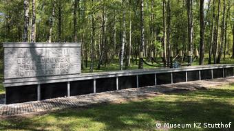 Επιγραφή στη μνήμη των θυμάτων στο Στούτχοφ 