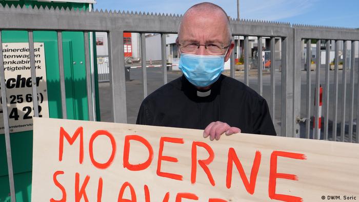 Ο ιερέας Π. Κόσεν διαμαρτύρεται στην πύλη της Westfleisch για τη σύγχρονη δουλεία