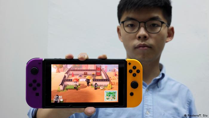 Der Hongkonger Aktivist Joshua Wong hält das Nintendo Spiel Animal Crossing in die Kamera
