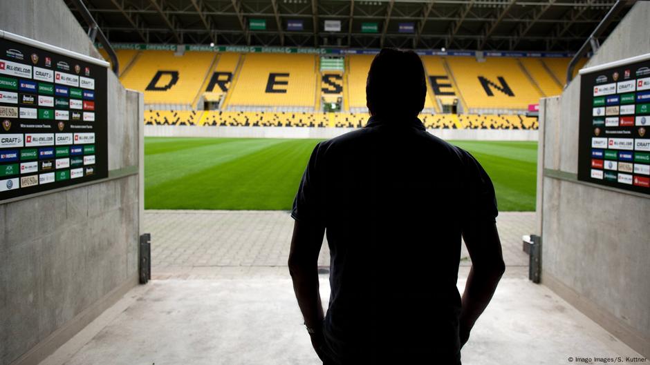 Achtung Nichts Für Schwache Nerven Vor Bundesliga Abschied Stürmer Star Zeigt Horror Tattoo - anf4djv