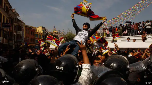 Protestierende Exil-Tibeter in der nepalesischen Hauptstadt Kathmandu (Foto: AP)