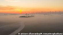 10.05.2020, Niedersachsen, Großenmeer: Eine große Landfläche mit einem Windpark ist am frühen Morgen kurz vor Sonnenaufgang mit Nebel bedeckt (Aufnahme mit einer Drohne). Foto: Mohssen Assanimoghaddam/dpa | Verwendung weltweit