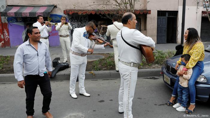 Serenata con mariachi en México