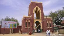  Emirs-Palast in Kano, Nigeria
Beschreibung
Der Eingang zum Palast des Emirs von Kano, zweitwichtigster traditioneller Herrscher im Norden Nigerias. Wenn die Flagge über dem Tor weht, ist der Emir anwesend.
Schlagworte: Nigeria, Kano, Emirs-Palast, Emir's Palace
Fotografin: Abdulrahman Kabir (DW-Korrespondent)
Aufnahmedatum: 18.03.2020