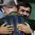 محمود احمدی‌نژاد (راست) در کاخ ریاست جمهوری کابل در روز ۱۹ اسفند ماه حامد کرزای را سلام می‌گوید