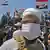 محتج عراقي يرتدي كمامة أثناء مشاركته في مظاهرة مناوئة للحكومة على جسر الجمهورية بتاريخ 10.05.2020