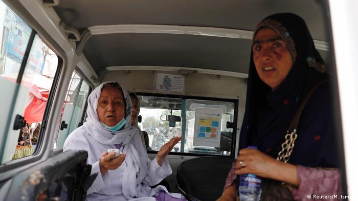 Mujeres rescatadas en el ataque a un hospital en Kabul. (12.05.2020).