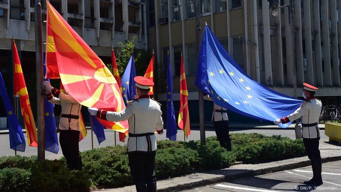 Hissen der EU-Flagge am Europa Tag in Nordmazedonien
