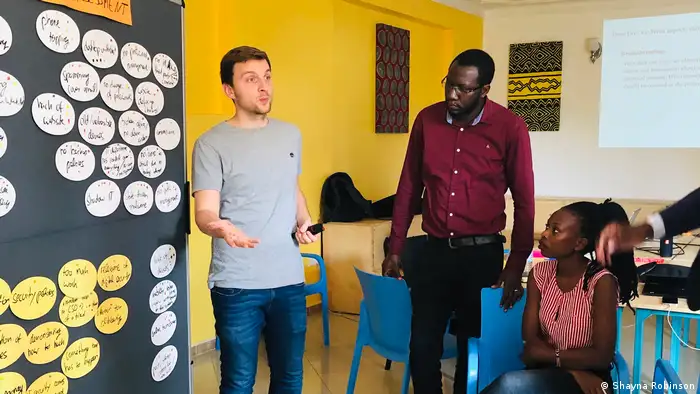 DW Akdemie trainer Daniel Moßbrucker delivers a digital security training in Uganda