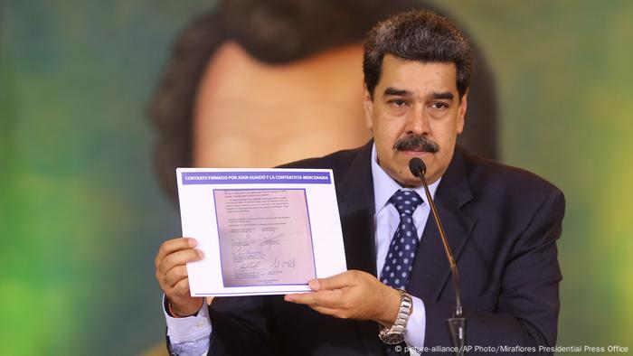 Nicolás Maduro presenta un documento en el que aparece la firma de Juan Guaidó, como presunta evidencia de su participación en la incursión. 