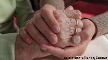 Close up of young hands holding old hands | Verwendung weltweit