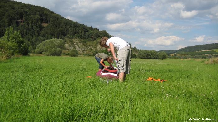 Christian and Valentin repair their boat, Hessen, Germany (DW/C. Hoffmann)