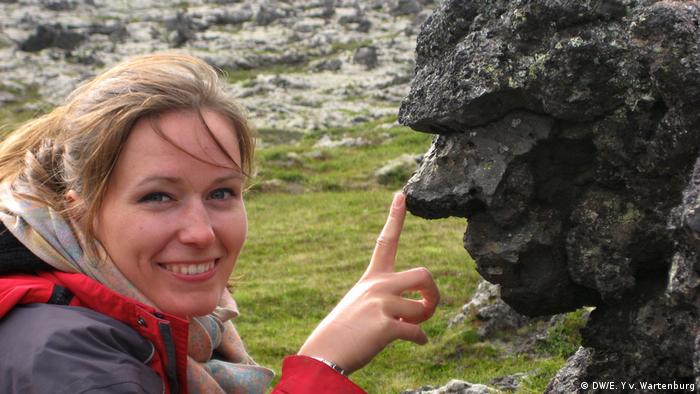 Elisabeth and a rock shaped like a troll in Iceland (DW/E. Y v. Wartenburg)