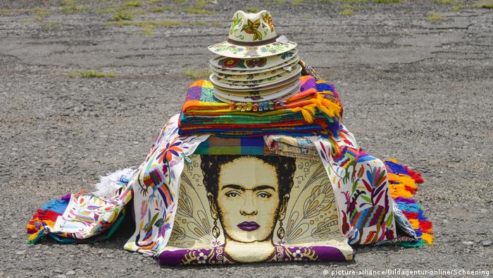 Sale of souvenirs in the city of ruins Teotihuacan in Mexico (picture-alliance/Bildagentur-online/Schoening)