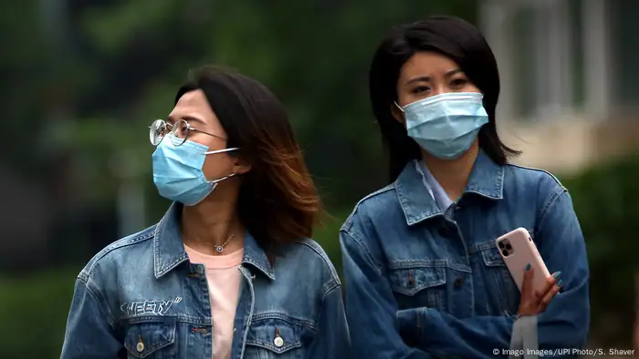 Symbolbild Asiatische Menschen mit Mundschutz (Imago Images/UPI Photo/S. Shaver)