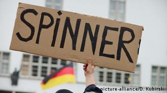 Πλακάτ κατά των περιοριστικών μέτρων σε παλαιότερη διαδήλωση στη Χαϊδελβέργη