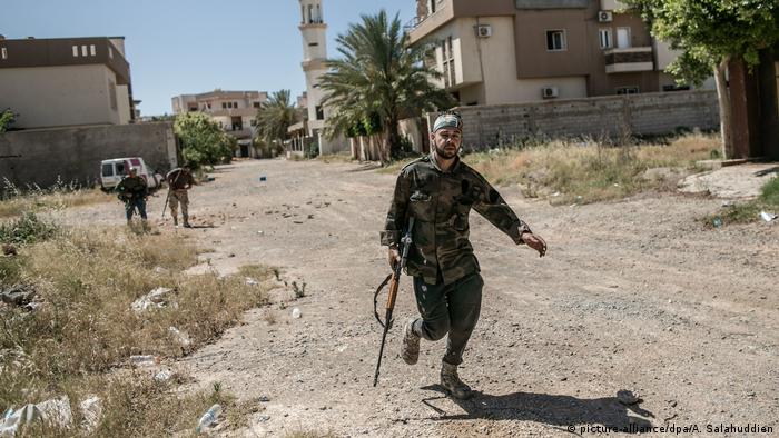 Ein Kämpfer in Libyens Hauptstadt Tripolis