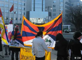 2010年3月10日，示威者在中国驻柏林大使馆前抗议中国政府限制藏民的言论自由