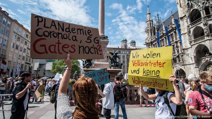 Deutschland München | Etwa 3000 Menschen protestieren gegen Corona-Auflagen mit teils Verschwörungstheoretischem Hintergrund (picture-alliance/ZUMAPRESS/S. Babbar)