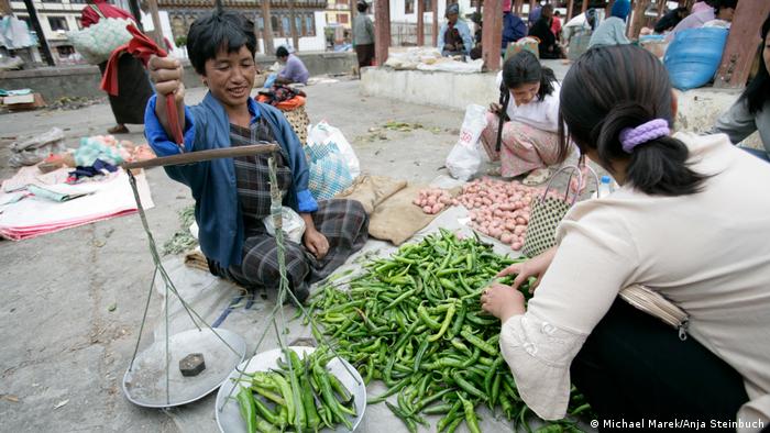 Зелените люти чушки са една от най-търсените стоки на пазара в столицата Тхимпху. Лютите чушки са на голяма почит в Бутан - консумират се при всяко ядене. Дори най-малките деца са свикнали с тях.