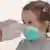 Criança usando máscara facial protetora.