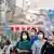 Moradores de máscara num mercado em Tóquio: vírus teve baixa letalidade no país