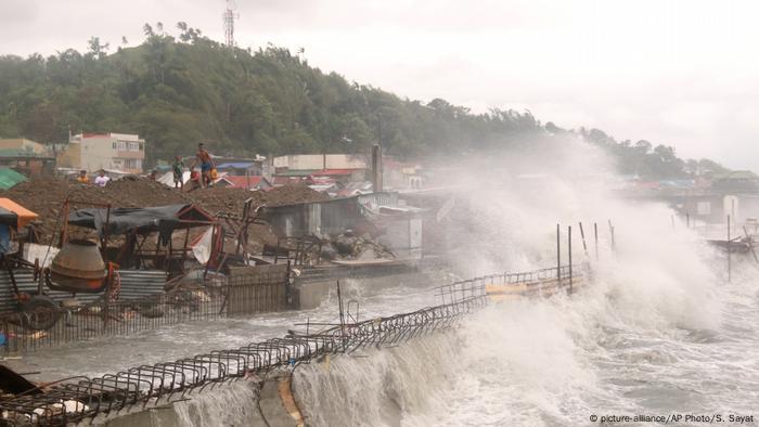 Philippinen Taifun Vongfong (picture-alliance/AP Photo/S. Sayat)