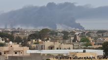 TRIPOLI, LIBYA - MAY 09: Smoke rises after missile attacks of forces of the warlord Khalifa Haftar targeting Mitiga Airport and its surroundings in Tripoli, Libya on May 09, 2020. Hazem Turkia / Anadolu Agency | Keine Weitergabe an Wiederverkäufer.