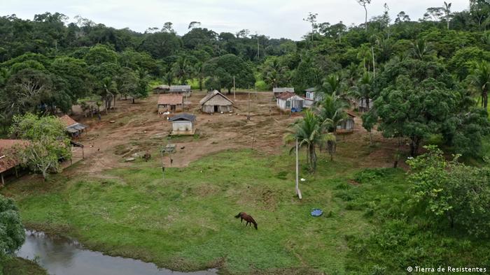 Brasilien Dorf im Amazonas