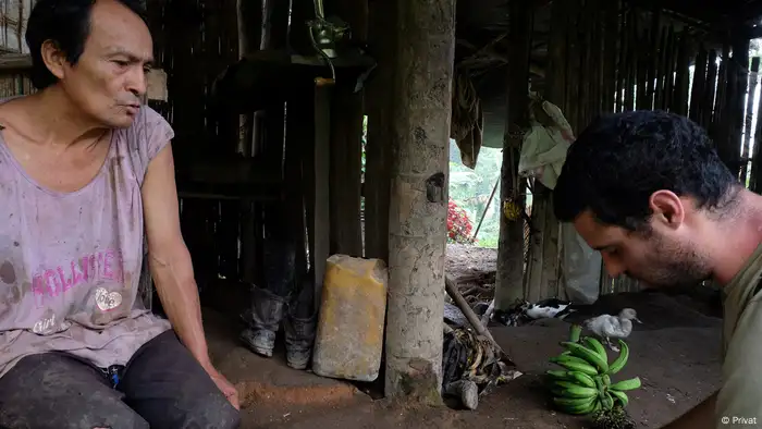 Andrés Bermúdez Liévano (right) interviews a member of the Shuar community in southern Ecuador. The man condemns forced evictions by a Chinese company interested in large-scale mining projects