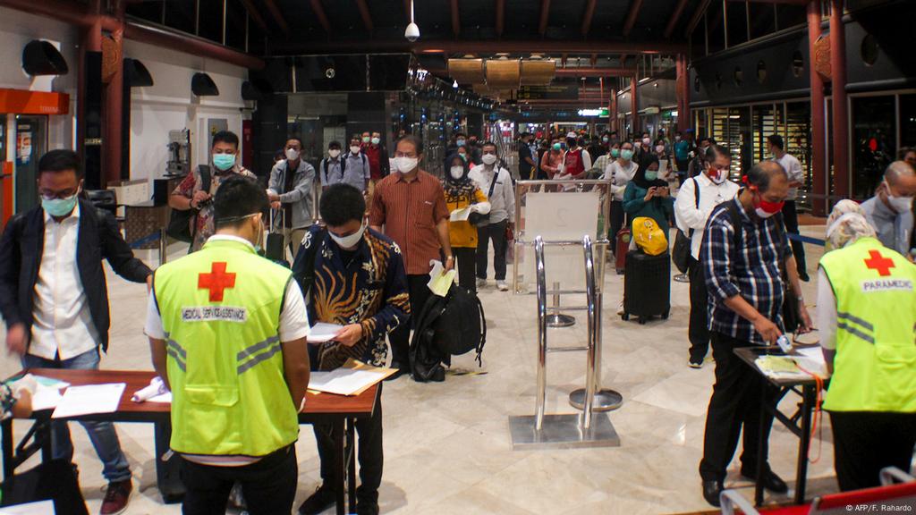 Syarat Tak Valid Ratusan Penumpang Ditolak Terbang Di Bandara Soetta Indonesia Laporan Topik Topik Yang Menjadi Berita Utama Dw 20 05 2020