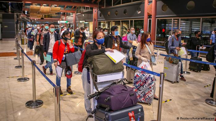 Calon penumpang pesawat di Bandara Soekarno-Hatta