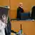 المتهم العراقي طه الج. يخفي وجهه من كاميرات التصوير أمام محكمة خلال جلسات محاكمته (أرشيف) (24/4/2020)