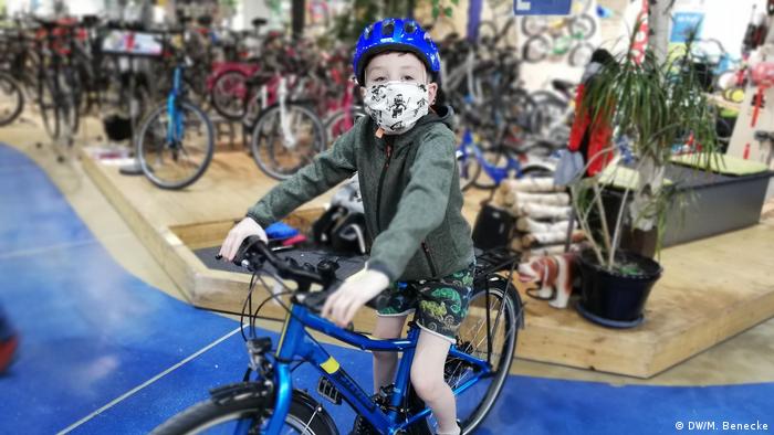 Мальчик на велосипеде в маске