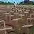 Jovem caminha em cemitério onde estão enterradas vítimas do genocídio de Ruanda
