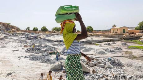 An Ivorian woman working in a mine quarry. (DW/E. Lafforgue)