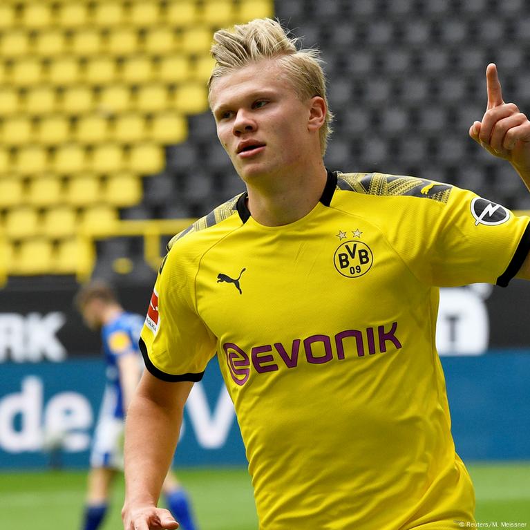 Giovanni Reyna of Borussia Dortmund U19 controls the ball during