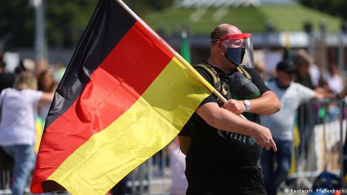 Alemania: Miles siguen protestando contra las restricciones del coronavirus  | Alemania | DW | 16.05.2020