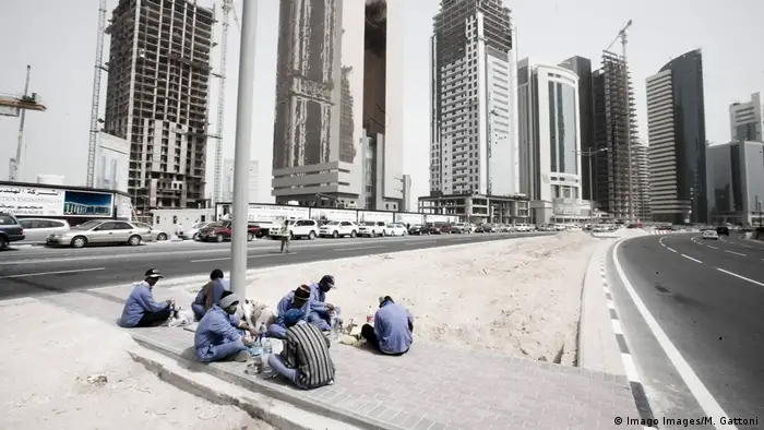 عمال وافدون في استراحة الظهيرة بالعاصمة القطرية الدوحة