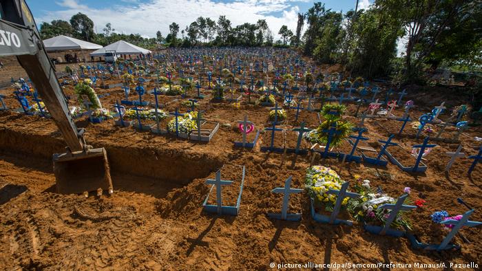 Sepulturas em cemitério em Manaus