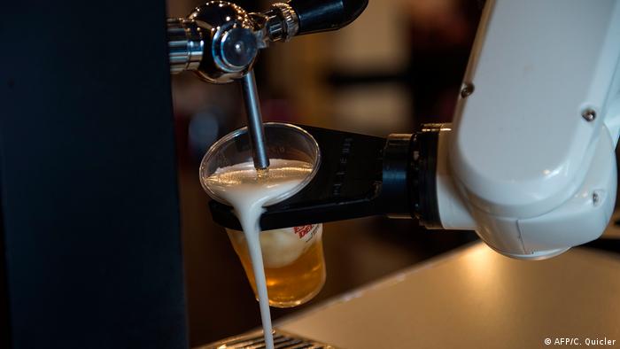 BdTD Spanien Sevilla Bar La Gitana Loca | Roboter zapft Bier in Corona-Krise