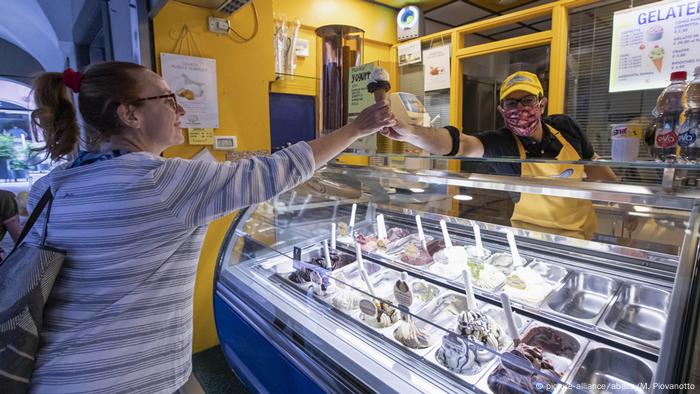 En Italia se vuelve a permitir la reapertura de casi todos los comercios, las playas, restaurantes, hoteles peluquerías y centros de belleza, así como el libre movimiento en las regiones, sin limitaciones. (18.05.2020).
