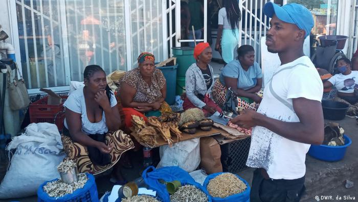 Märkte und Straßenhandel in Mosambik (DW/R. da Silva)
