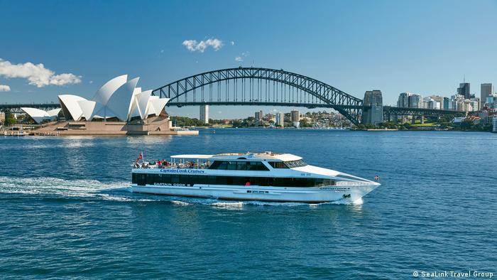 Ausflugsboot vor der Kulisse der Harbor-Brigde und des Opernhauses von Sydney (SeaLink Travel Group)