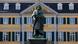 Beethoven-Statue von Ernst Hähnel und Jacob Daniel Burgschmiet auf dem Münsterplatz mit ehemaligem Hauptpostamt. Das Pro Beethoven-Statue von Ernst Hähnel und Jacob Daniel Burgschmiet auf dem Münsterplatz mit ehemaligem Hauptpostamt. Das Pro