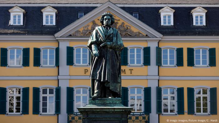Beethoven-Statue von Ernst Hähnel und Jacob Daniel Burgschmiet auf dem Münsterplatz mit ehemaligem Hauptpostamt. Das Pro
