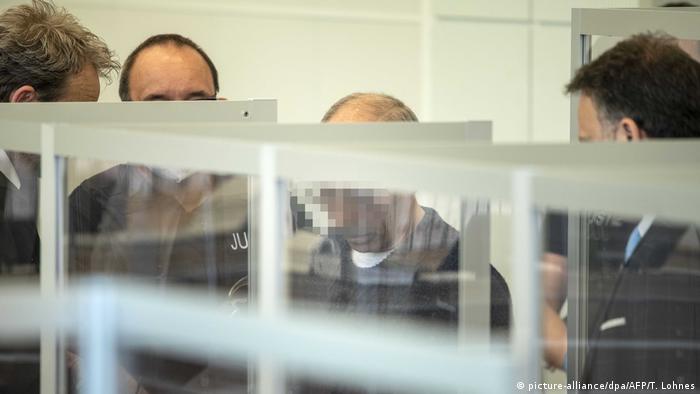 دادگاه محاکمه دو شکنجه‌گر سوری در کوبلنتس/ در عکس انور ر. متهم اصلی دیده می‌شود. محاکمه او تا پاییز ادامه خواهد داشت